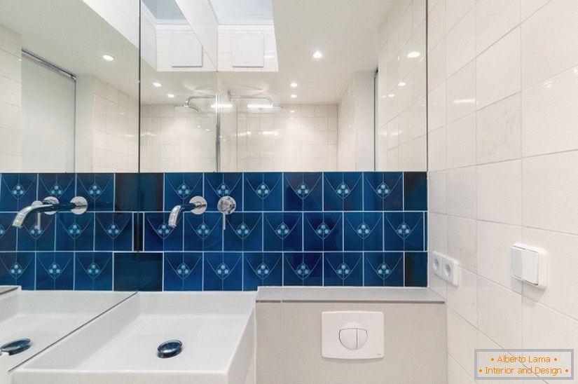 Blaue Fliesen in einem weißen Badezimmer
