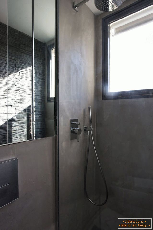 Ein Badezimmer eines kleinen Studioappartements