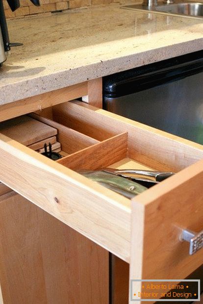 Schublade für Besteck in einer kleinen gemütlichen Küche