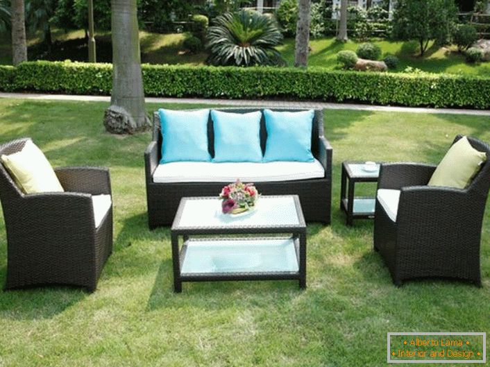 Originalmöbel aus künstlichem Rattan sind ideal für ein Gartengrundstück.
