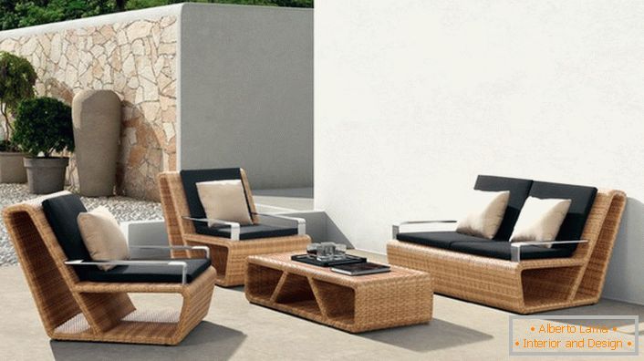 Elegante Möbel aus künstlichem Rattan in der mediterranen Villa.