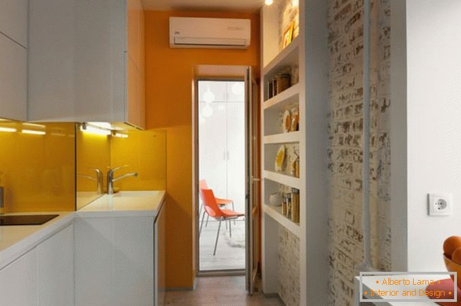 Küche einer kleinen Studiowohnung in Kiew