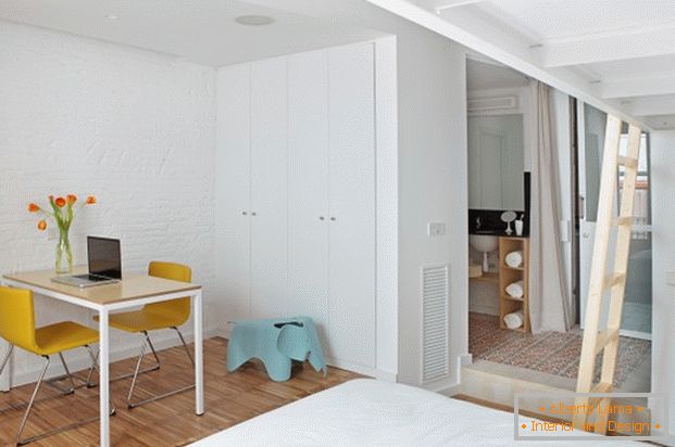 Projekt einer Miniwohnung: eine Arbeitsecke im Schlafzimmer