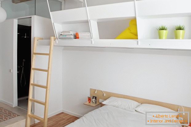 Das Projekt einer Miniwohnung: ein Schlafzimmer in weißer Farbe