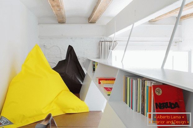Das Projekt einer Miniwohnung: helle Kissen im Innenraum