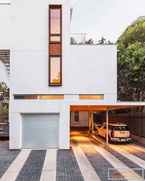 Haus im Stil des Minimalismus mit einem Carport für Autos