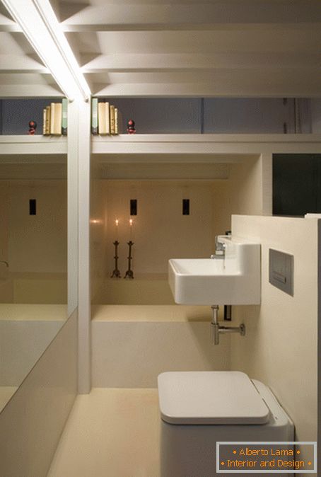 Badezimmer Interieur in einer sehr kleinen Wohnung