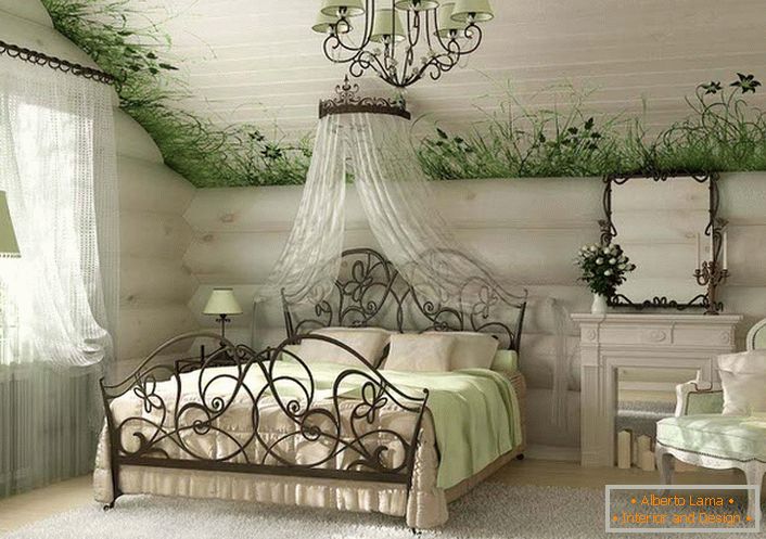 Ein helles, geräumiges Schlafzimmer im Landhausstil zeichnet sich durch eine besondere Deckengestaltung aus, an der das frische Grün mit seltenen Blumen abgebildet ist.