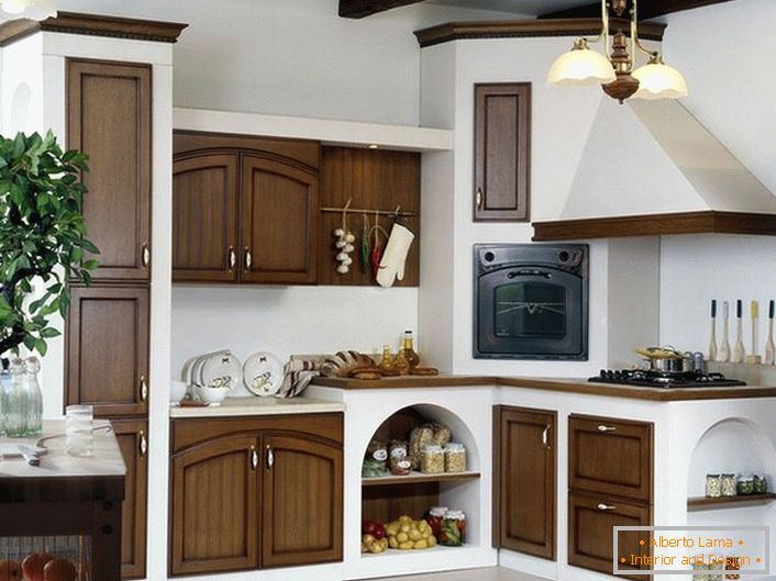 Eine vorteilhafte Kombination aus weißem und dunklem Holz in der Küche im Landhausstil. Der Ofen mit einer Haube sieht aus wie ein Ofen aus Märchen, den uns unsere Eltern in der Kindheit vorgelesen haben.