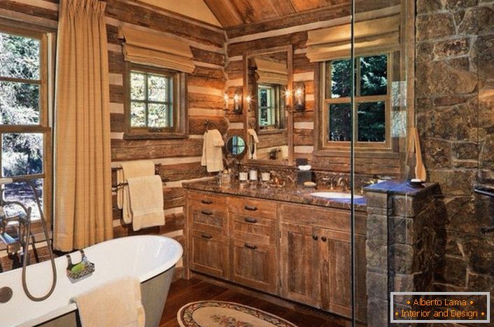 Badezimmer im Landhausstil mit ausgewählten Möbeln. Eine interessante Designidee ist ein Fenster mit einem Holzrahmen über dem Badezimmer.