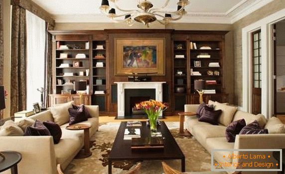 Luxuriöses Wohnzimmer mit symmetrischen Möbeln