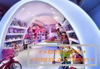 Радужный интерьер в магазине игрушек Pilars Geschichte, Барселона