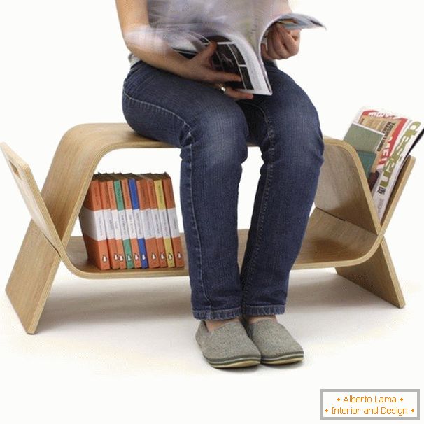 Stuhl mit einer Nische zum Aufbewahren von Büchern