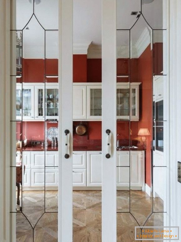 Elegante Schiebetüren für Küchen aus Holz mit Glas