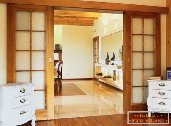 Klassische Schiebetüren zwischen Küche und Wohnzimmer - Foto aus Holz mit Glas