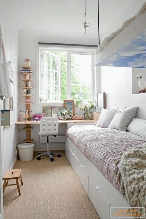 Schmale Schlafzimmer in weißer Farbe