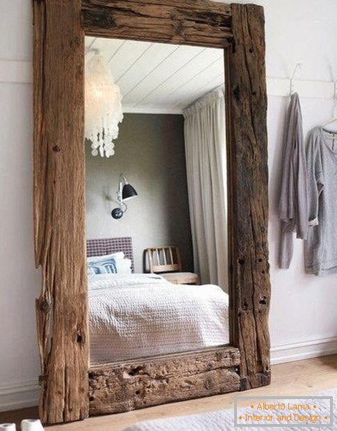 Großer Spiegel im Schlafzimmer