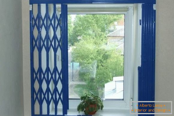 Interne Gitter на окна - раздвижные синего цвета
