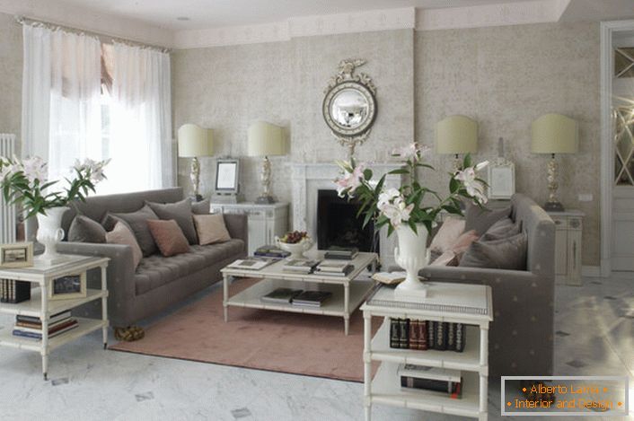 Das Wohnzimmer im französischen Stil ist in hellen Farben gehalten. Im Zimmer herrscht eine romantische, gemütliche Atmosphäre.