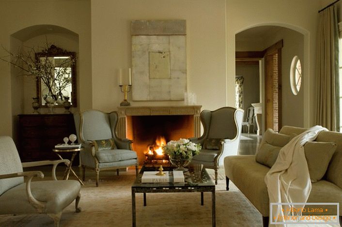 Eines der Innenelemente, die für die Dekoration eines Zimmers im französischen Stil bevorzugt werden, ist ein Kamin. Ein Kaminofen in einer eleganten Verkleidung wird nicht nur ein exquisites dekoratives Detail sein, sondern auch ein Element der Heizungsanlage in der kalten Jahreszeit.