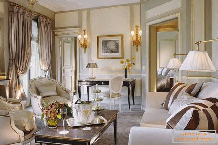 Ein kleines Gästezimmer ist im Einklang mit den Anforderungen des französischen Stils gestaltet. Ein gutes Beispiel für die Beleuchtung des Wohnzimmers. 
