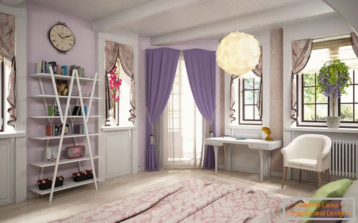 Das Schlafzimmer im französischen Stil ist hell und geräumig. Fensteröffnungen sind mit lakonischen Lambrequins verziert. 