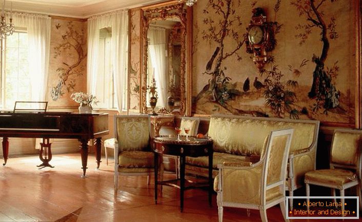 Luxuriöses Wohnzimmer im Empire-Stil ist bemerkenswert für exquisite Dekoration.Der Besitzer des Hauses spielt am liebsten Klavier, was auch gut in das Gesamtbild des Interieurs passt. 