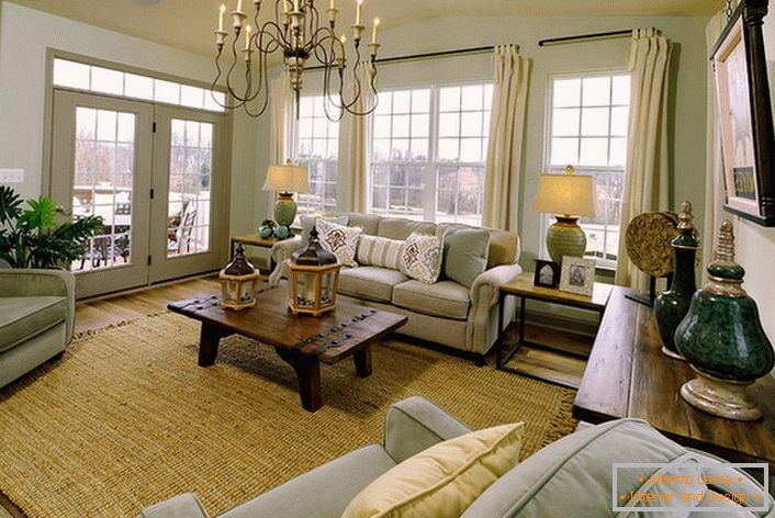 Die Innenarchitektur hat eindeutig den Stil des Empire nachempfunden, der sich in ausgewählten Möbel- und Dekorelementen ausdrückt.