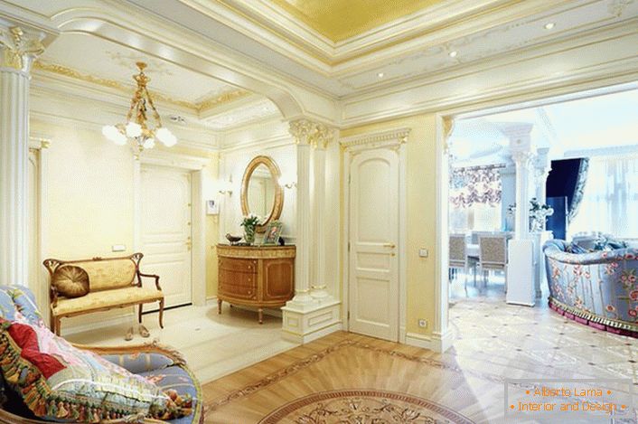 Königliche Apartments im Empire-Stil in einer gewöhnlichen Moskauer Wohnung.