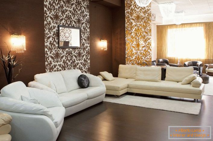 Eine kontrastierende Kombination aus Dunkelbraun und Weiß - eine klassische Lösung für die Gestaltung des Gästezimmers im Empire-Stil.