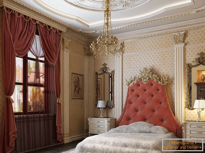 Im Zentrum der Designkomposition steht ein Bett mit einem hohen Kopfteil, das mit weichem Gewebe in der Farbe einer Teerose gepolstert ist. 