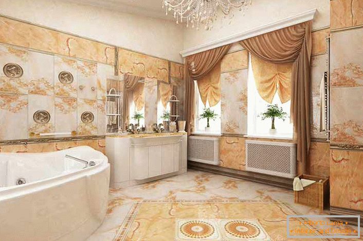 Die Farbe des Elfenbeins verbindet sich harmonisch mit den leuchtenden Orangetönen des im Empirestil dekorierten Badezimmers.