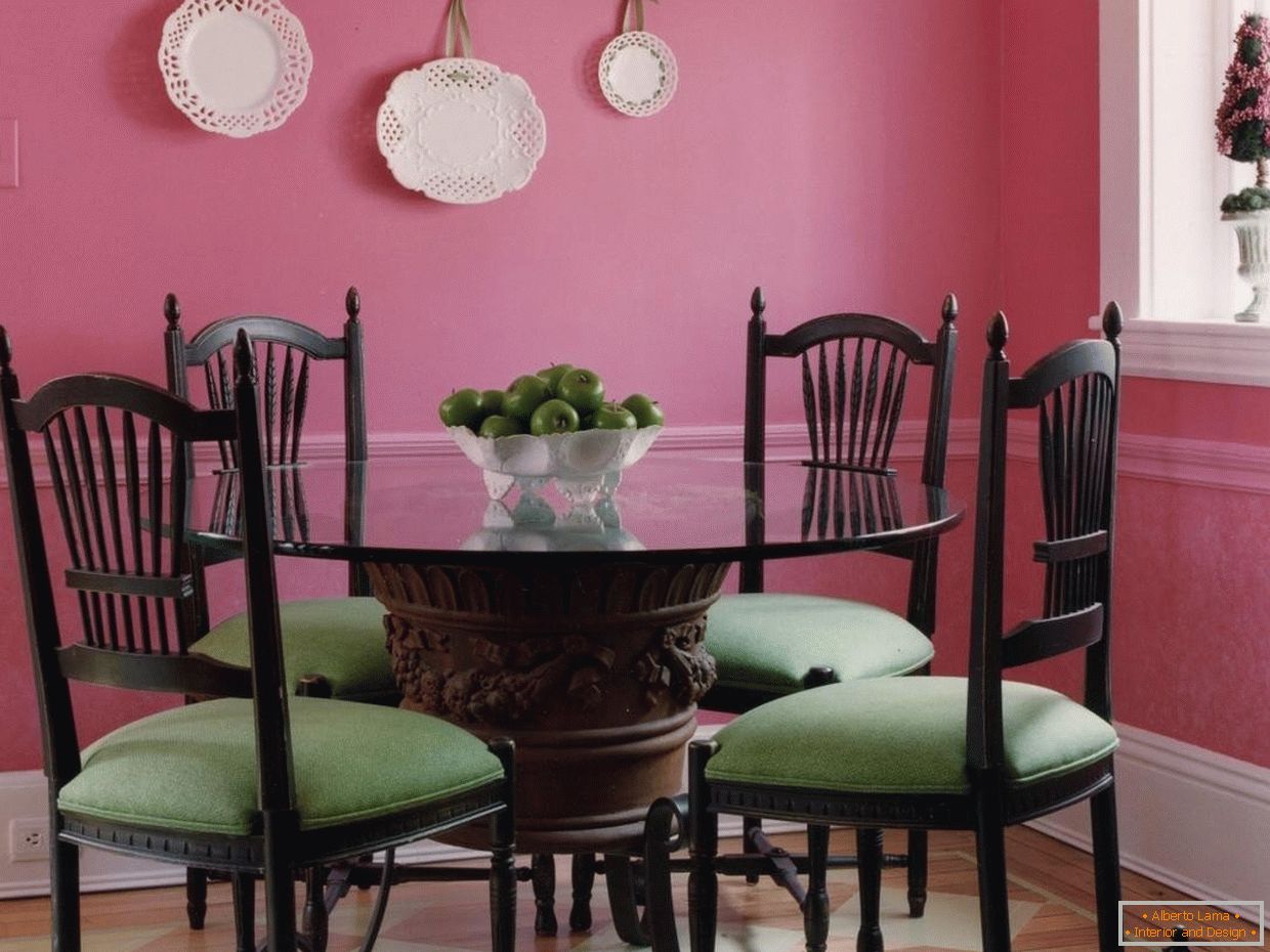 Die Kombination der grünen Stühle in einem rosafarbenen Esszimmer