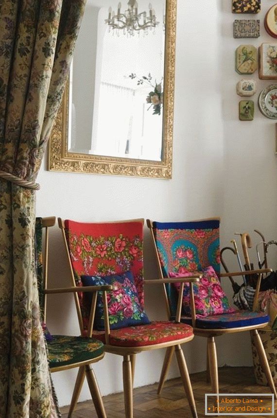 Stühle mit einem Bild für ein russisches Taschentuch