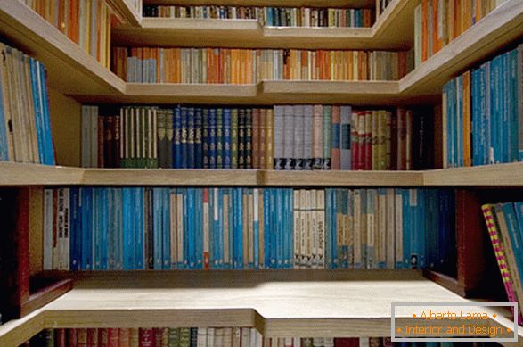 Treppe von Bücherregalen