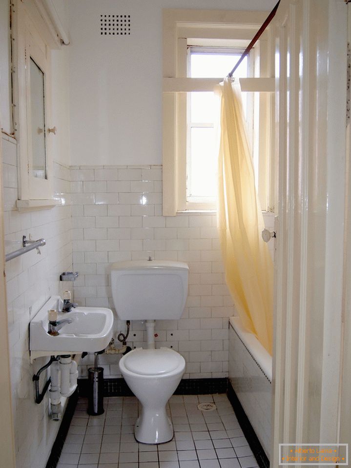 Ein Badezimmer eines kleinen Landhauses
