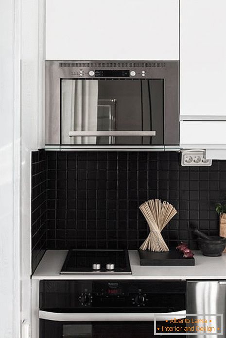Dunkle Fliese im klassischen Design einer kleinen Küche