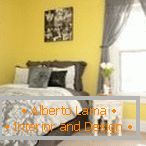 Gelbe Wände und graue Vorhänge im Schlafzimmer