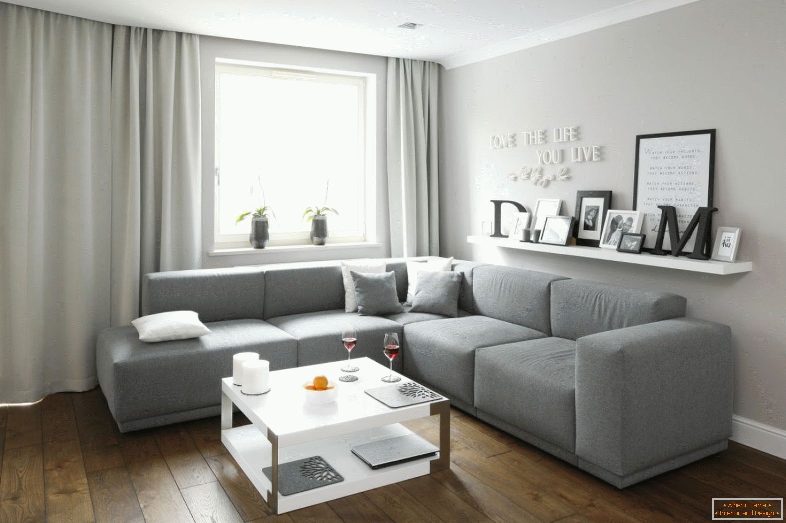 Graues Sofa mit Stoffbezug im Innenraum