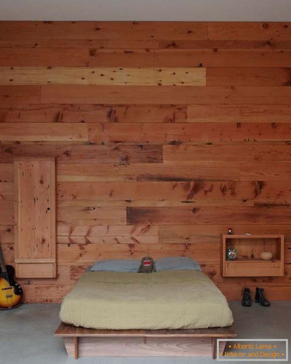 Ein Schlafzimmer im minimalistischen Stil, dekoriert mit einem Baum