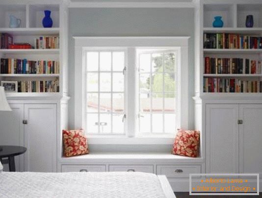 Bücherschränke mit einem Bankett am Fenster