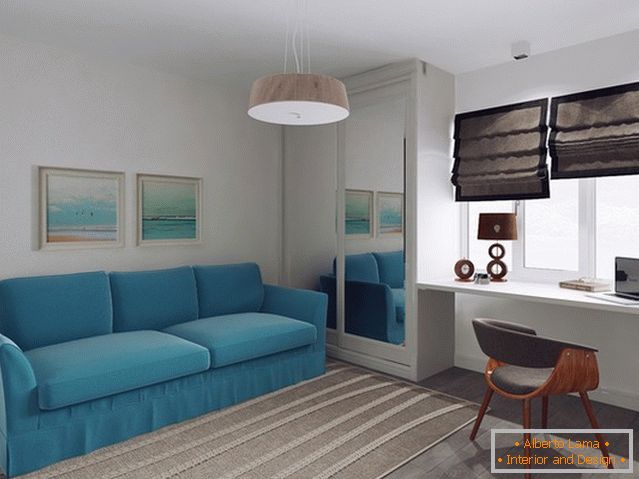 Helles blaues Sofa im kleinen Wohnzimmer