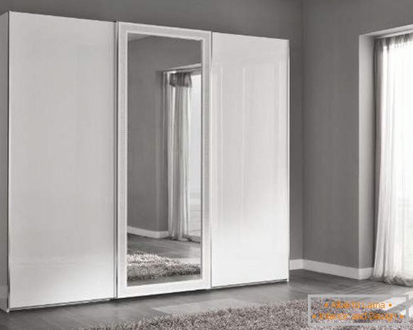 Die Ideen der Garderobe im Schlafzimmer in weiß mit einem Spiegel