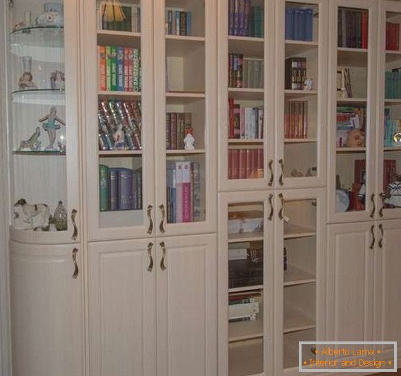 Die Idee eines Bücherregals für ein Wohnzimmer in weiß