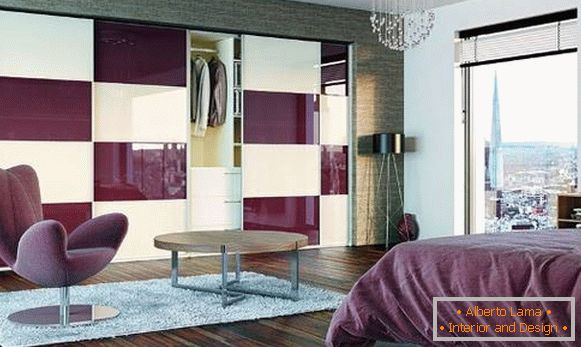 Schlafzimmer in lila Farbe mit Einbauschrank