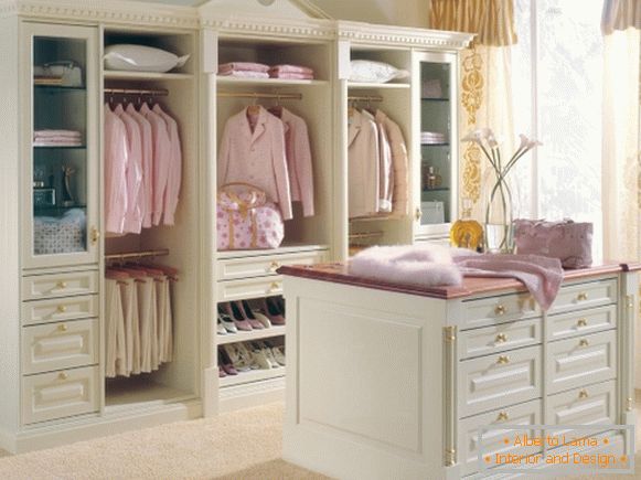 Atemberaubender Kleiderschrank im Schlafzimmer - Kabinettfoto von Studio Becker