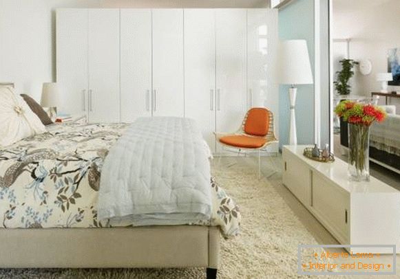 Moderner Kleiderschrank im Schlafzimmer in weißer Farbe