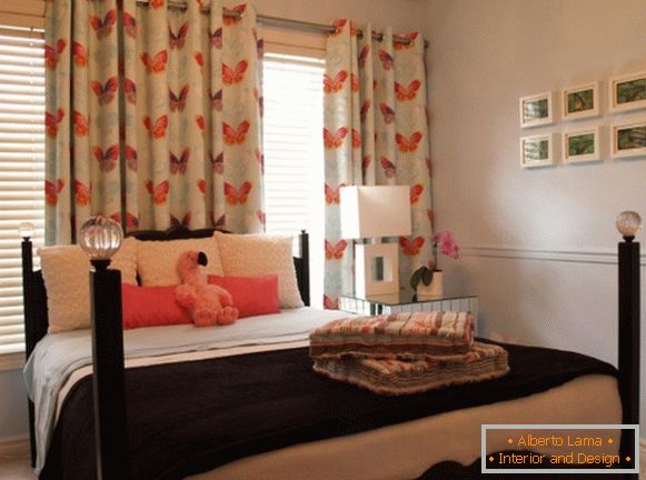 Weiße Vorhänge auf den Ösen im Schlafzimmer mit einem orangefarbenen Muster