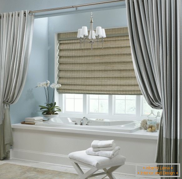 Grau-blaue Vorhänge an den Ösen - Foto im Badezimmer