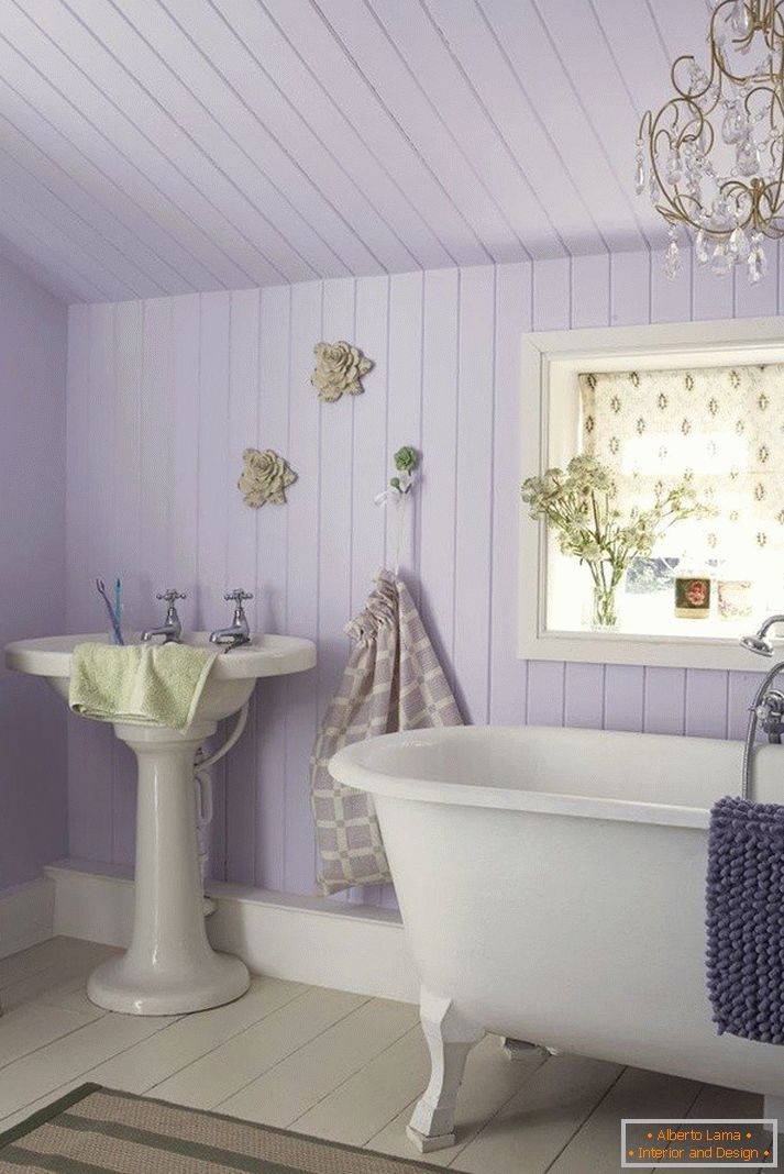Badezimmer in lila Farbe